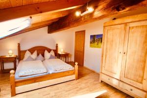 弗赖翁Landurlaub bei Familie Haug的一间卧室配有带白色枕头的木床