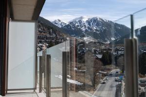 兰索尔THE MIRROR & SPA by Elegant Residences的从窗户可欣赏到白雪 ⁇ 的山景