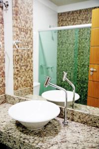 阿尔塔米拉Hotel Vale Do Xingu的一间带两个盥洗盆和淋浴的浴室