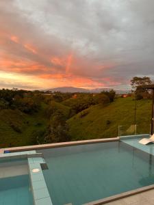 金巴亚Eco Hotel La Colina Mirador的一座享有日落美景的游泳池