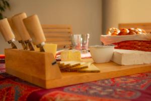 多列毛利诺斯Terra Aloé的木板,桌子上放有奶酪和面包