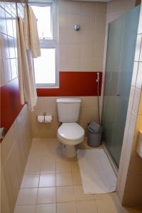 累西腓公园酒店的一间带卫生间和窗户的小浴室