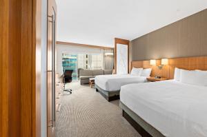 大洋城Hyatt Place Ocean City Oceanfront的酒店客房配有两张床和一张书桌