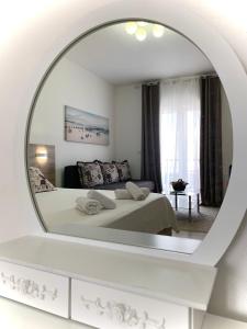 乌尔齐尼Apartmens Xhenis Lux的一间卧室配有一张床和一面大镜子