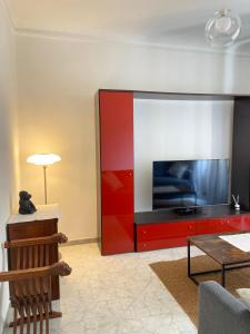 斯培西亚Paolina Home的带电视的客厅和红色娱乐中心