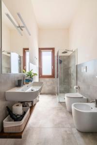 马尔萨拉Villa Licari Stagnone的一间带两个盥洗盆和淋浴的浴室