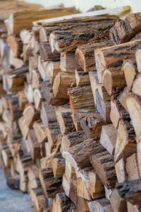 马特劳森蒂姆赖Otthon A Pagonyban的堆叠在一起的木头
