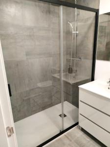 圣费尔南多APTO BAHIA SUR RESERVA DE CONFIANZA的浴室里设有玻璃门淋浴
