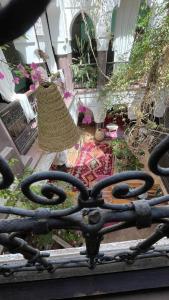 马拉喀什巧克力庭院旅馆的从房子的窗户可欣赏到花园美景