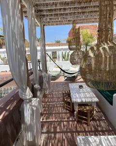 马拉喀什巧克力庭院旅馆的一个带桌子并享有海滩景色的门廊