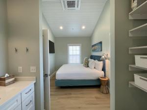 钦科蒂格Key West Cottages的一间小卧室,卧室内配有一张床铺