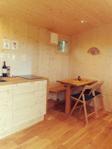 吉西孔Schäferwagen Hygge nähe Reuss的厨房配有木桌、木桌和餐桌。
