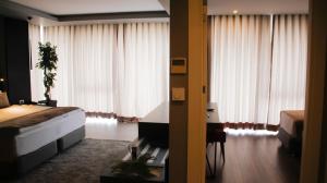 埃迪尔内RYS酒店的酒店客房设有一张床和一个大窗户
