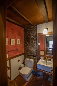 纳维亚Casa Ría de Navia的浴室配有白色卫生间和盥洗盆。