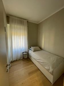 博纳索拉Via Scernio 2 PT的一间小卧室,配有床和窗户