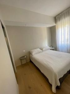 博纳索拉Via Scernio 2 PT的卧室设有一张白色大床和一扇窗户。
