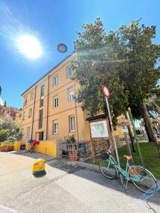 博纳索拉Via Scernio 2 PT的停在大楼前的自行车