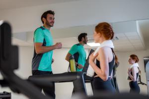 基尔Aparthotel Adagio Access Kiel的一群人在健身房跑步机上锻炼