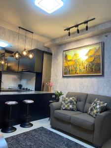 巴淡岛中心Batam Three Bedrooms Apartment - One Residence 2AG -的带沙发的客厅和厨房