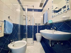切塞纳蒂科Hotel Villa Grazia的蓝色和白色的浴室设有水槽和卫生间