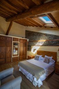 纳维亚Casa Ría de Navia的一间卧室,卧室内配有一张大床