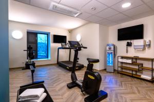 基尔ibis Styles Kiel City的健身房设有健身器材和平面电视