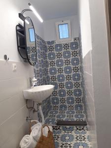 帕拉利亚卡泰里尼斯Olympian Chalet的一间带水槽和镜子的浴室