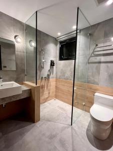 南湾渥卡旅店的带淋浴、卫生间和盥洗盆的浴室