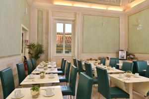 佛罗伦萨佛罗伦萨酒店的餐厅设有桌椅和窗户。