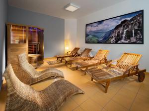 什平德莱鲁夫姆林Pinia Hotel & Resort的一个大屏幕的房间里,有一组椅子