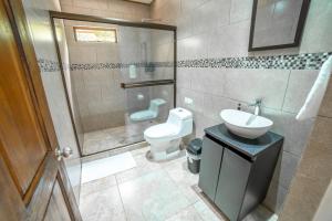 蒙泰韦尔德哥斯达黎加Natüra Hotel Monteverde的浴室配有卫生间、盥洗盆和淋浴。