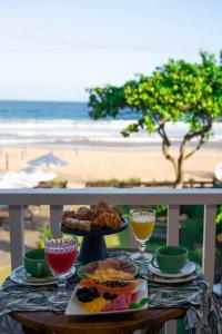 布希奥斯Maravista Hotel & Spa Ltda的一张桌子,上面摆放着食物和饮料,还有海滩