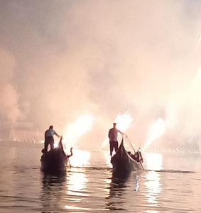 威尼斯Giudecca Palanca 664的水中三个有火的男子