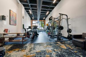 帕克城Sundial Lodge by Park City - Canyons Village的健身房,里面设有跑步机和自行车