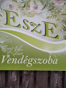 塔塔EszE Vendégszoba的花样变的温泉标志