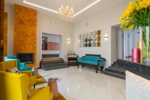 库斯科SACHA Centric的客厅配有黄色和蓝色的家具和吊灯。