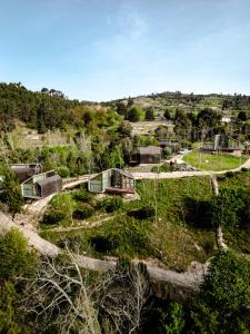 AncedeLavandeira Douro Nature & Wellness的森林中房屋的空中景观