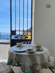 波西塔诺Casa La Bionda的一张桌子,上面放着食物和玻璃杯