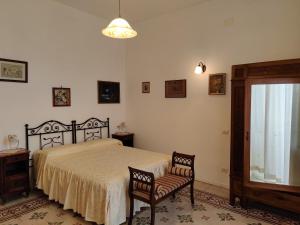 波西塔诺Casa La Bionda的一间卧室配有一张床、两把椅子和一个窗户