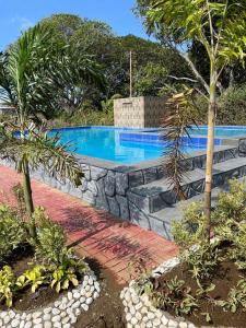CalataganCamp Palo Bandera的一座大游泳池,位于一个树木繁茂的庭院内