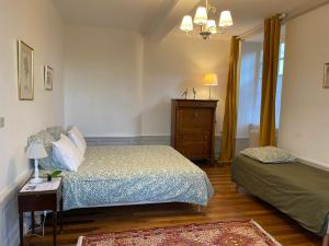 热尔扎Le Clos Saint Guilhem的一间卧室配有一张床和一个梳妆台