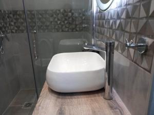 埃尔莫波利斯Nisos suite的带淋浴的浴室内的白色卫生间