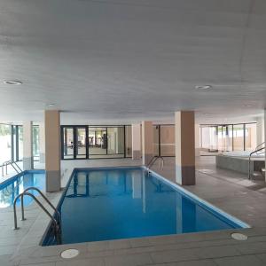 坎布里尔斯LuxuryCambrils Resort&Spa的大型建筑中的大型游泳池