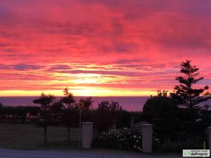 滨海圣吕斯La Villa Céleste的夕阳西下,在海洋上,红天