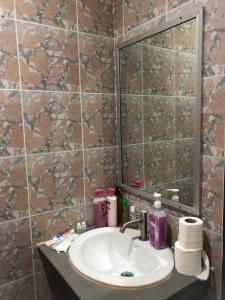 卡伦海滩KANWARA MASSAGE APARTMENT的一间带水槽和镜子的浴室