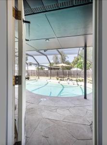皮尔斯堡Serenity Studio的享有游泳池的景致,设有开放式庭院。