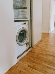 科希策Priestranný apartmán v centre的配有木地板的客房内的洗衣机