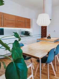 科希策Priestranný apartmán v centre的厨房配有木桌和蓝色椅子