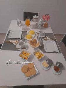 AssomadaSplanada poilon的一张桌子,上面有白色的桌子和食物