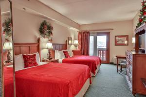 鸽子谷圣诞广场旅馆的酒店客房设有两张床和电视。